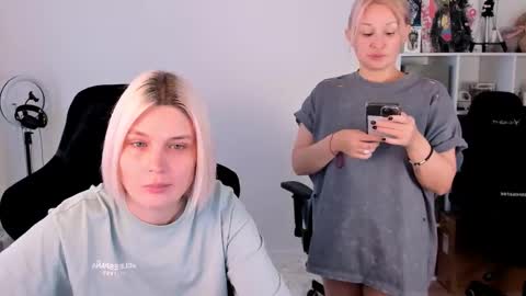 Nessie and Jessie online show from November 2025 10:10:02 AM