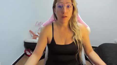 hottychrystal online show from December 2025 11:41:02 AM