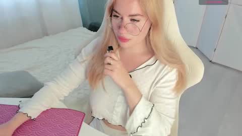 Snapshot of i_want_you_eva chatting on November 2025 09:08:02 AM HiI am EvaPVT is open online show from November 2025 09:08:02 AM