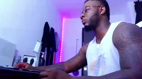 Mr H Independent model online show from September 2025 01:49:02 AM