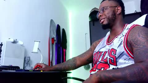 Mr H Independent model online show from September 2025 02:02:01 AM