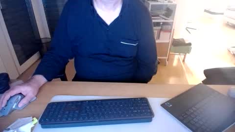 iandy12 online show from November 2025 10:32:01 PM