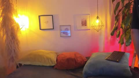 ian  online show from October 2025 03:48:02 AM