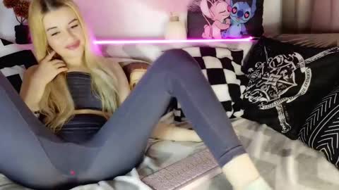 nicollee online show from February 2025 08:38:02 PM