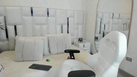 Krystall online show from November 2025 08:31:01 PM