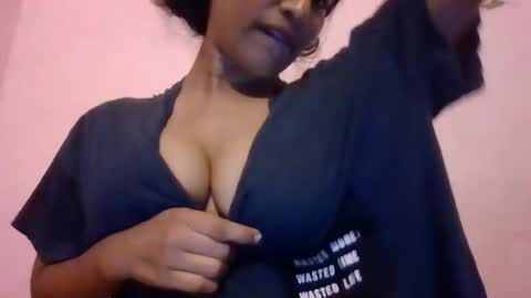 Snapshot of imlovelyrose chatting on December 2024 05:44:01 PM ROSE online show from December 2024 05:44:01 PM