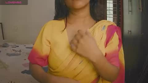 Snapshot of imlovelyrose chatting on September 2025 04:23:01 AM ROSE online show from September 2025 04:23:01 AM