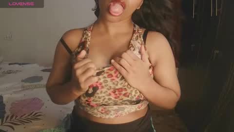 Snapshot of imlovelyrose chatting on September 2025 01:02:01 PM ROSE online show from September 2025 01:02:01 PM