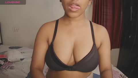 Snapshot of imlovelyrose chatting on September 2025 02:45:01 AM ROSE online show from September 2025 02:45:01 AM