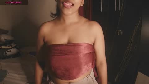 Snapshot of imlovelyrose chatting on October 2025 07:22:02 PM ROSE online show from October 2025 07:22:02 PM