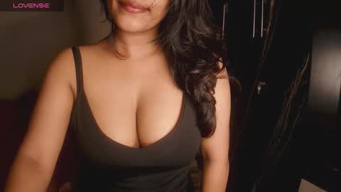 Snapshot of imlovelyrose chatting on October 2025 08:10:01 PM ROSE online show from October 2025 08:10:01 PM