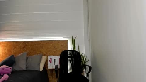 Snapshot of imsoangel666 chatting on March 2026 02:04:02 AM Angel online show from March 2026 02:04:02 AM