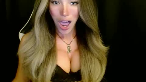 Queen Gwen online show from November 2025 01:29:01 AM