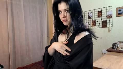 Mia online show from March 2026 01:28:01 PM