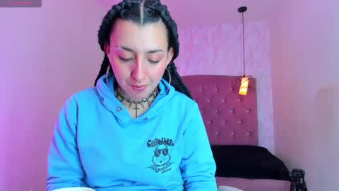 iris_77 online show from November 2025 05:05:02 PM