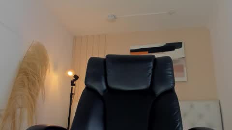 Snapshot of isaac_cryston chatting on November 2025 08:32:01 PM isaac_cryston online show from November 2025 08:32:01 PM