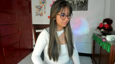 Isabella22 1 online show from February 2025 01:06:01 PM