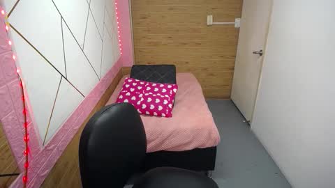 isabella_roseee online show from October 2025 08:42:01 PM