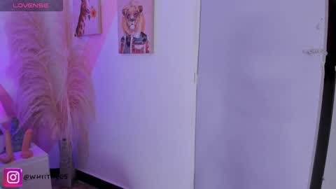 Isabella White online show from October 2025 06:08:01 PM