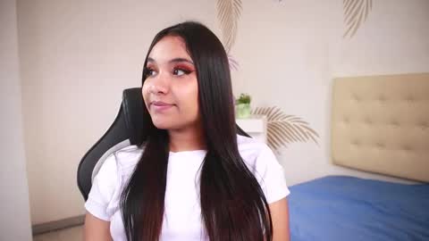 Snapshot of isabelle_lane chatting on November 2025 12:38:01 PM online show from November 2025 12:38:01 PM