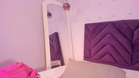 Isabellsmmith online show from September 2025 07:41:02 PM