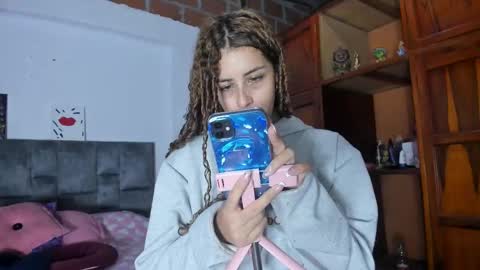 Isabela  online show from September 2025 03:32:02 AM