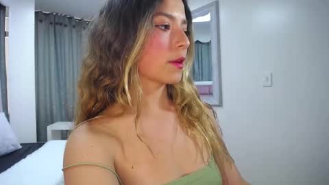 issadorajames online show from January 2025 06:43:01 PM