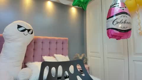 issadorajames online show from October 2025 02:26:02 PM