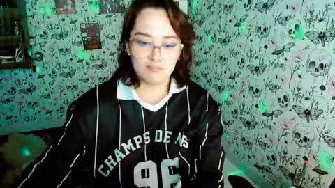 Yiz online show from May 2026 11:01:04 PM