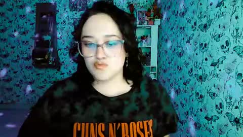 Snapshot of issis_demon chatting on July 2026 04:40:01 AM Yiz online show from July 2026 04:40:01 AM