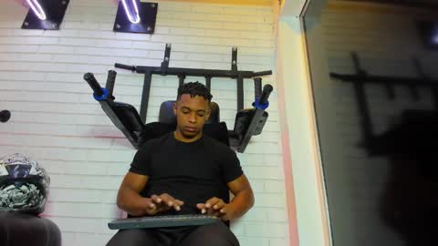 Italo Moore online show from November 2025 11:13:01 AM