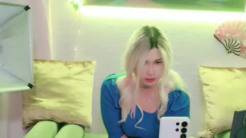itsauroraborealis online show from May 2026 12:28:02 AM