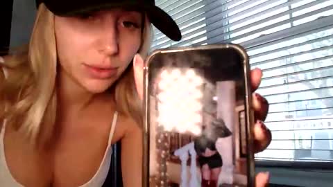 Snapshot of itsmealexisrae chatting on November 2025 06:18:01 PM Alexis Rae online show from November 2025 06:18:01 PM