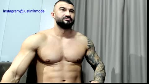 iustinmucle95 online show from December 2025 10:31:01 AM