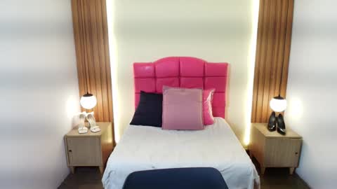 I V O N N E R O S S online show from February 2026 12:15:02 PM