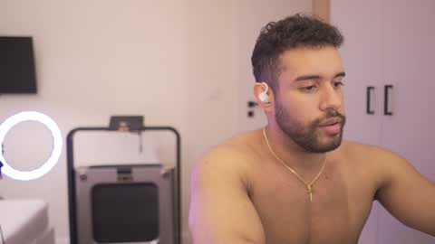 Izaak online show from December 2024 08:13:01 PM