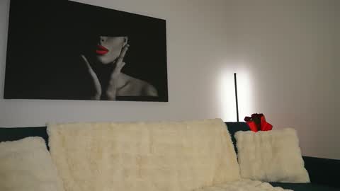 izy bellee online show from February 2026 08:16:02 PM