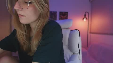 Linda Sofia help me get to 100 thumbs up online show from November 2025 03:50:01 AM