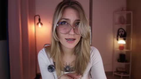 Linda Sofia help me get to 100 thumbs up online show from November 2025 04:49:01 AM