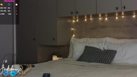 Jade online show from April 2026 06:53:01 PM