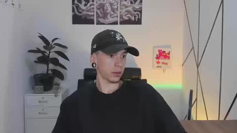 james_adamss_ online show from November 2025 12:42:02 PM