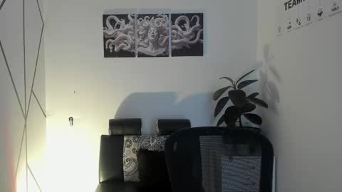 james_adamss_ online show from December 2025 12:43:01 PM