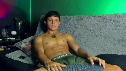 jamesgolden_ online show from September 2025 01:40:01 AM