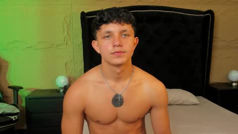 jamesgolden_ online show from November 2025 02:18:01 PM