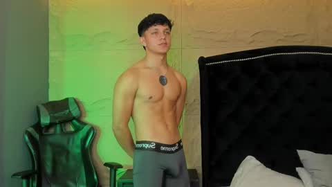 jamesgolden_ online show from November 2025 02:52:02 PM