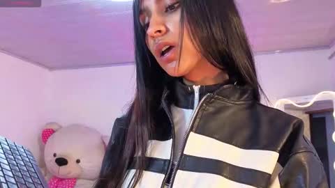 Snapshot of jazmin_tay chatting on November 2025 11:43:02 AM Jazmin online show from November 2025 11:43:02 AM