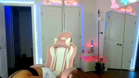 Snapshot of jazminefox chatting on June 2026 08:57:01 PM Jazmine Fox online show from June 2026 08:57:01 PM