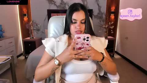 Snapshot of jeen_taylor chatting on April 2026 08:17:02 PM Jeen Taylor online show from April 2026 08:17:02 PM