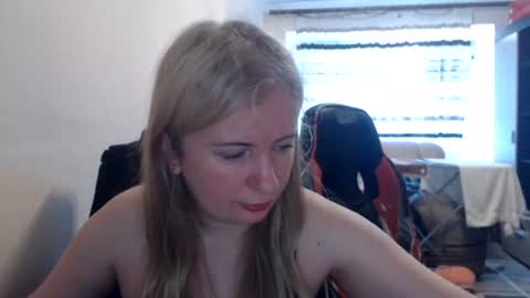 Snapshot of jenisandpeter chatting on June 2026 05:43:02 AM JenisAndPeter online show from June 2026 05:43:02 AM