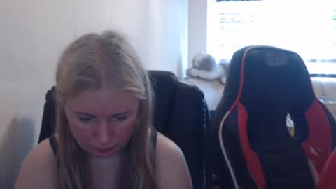 Snapshot of jenisandpeter chatting on June 2026 05:43:01 AM JenisAndPeter online show from June 2026 05:43:01 AM